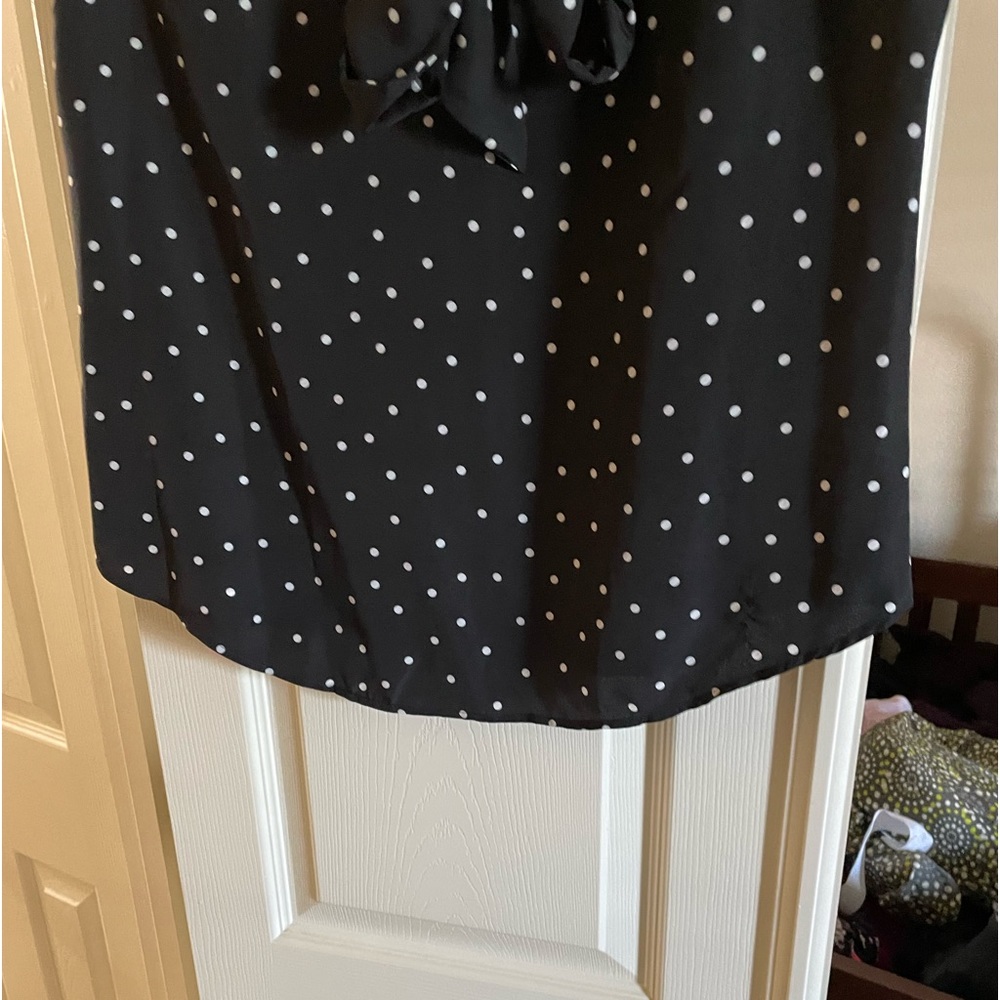 2/$15 Ann Taylor Black with white dots sleeveless top, Sz M - Picture 5 of 15